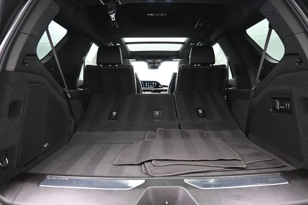 Used 2023 Cadillac Escalade Premium Luxury AWD/4WD image 25