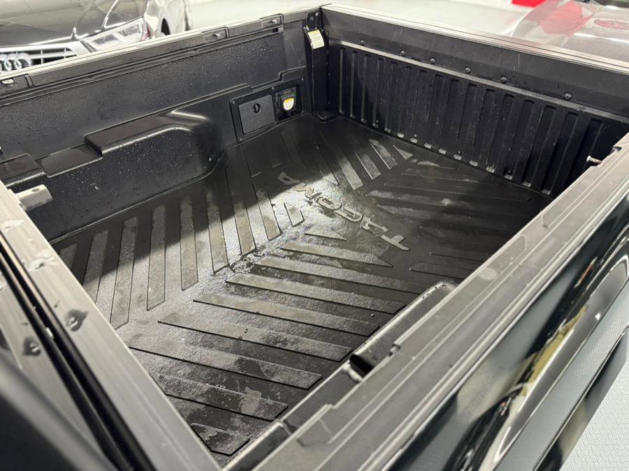 Used 2018 Toyota Tacoma TRD Sport image 17