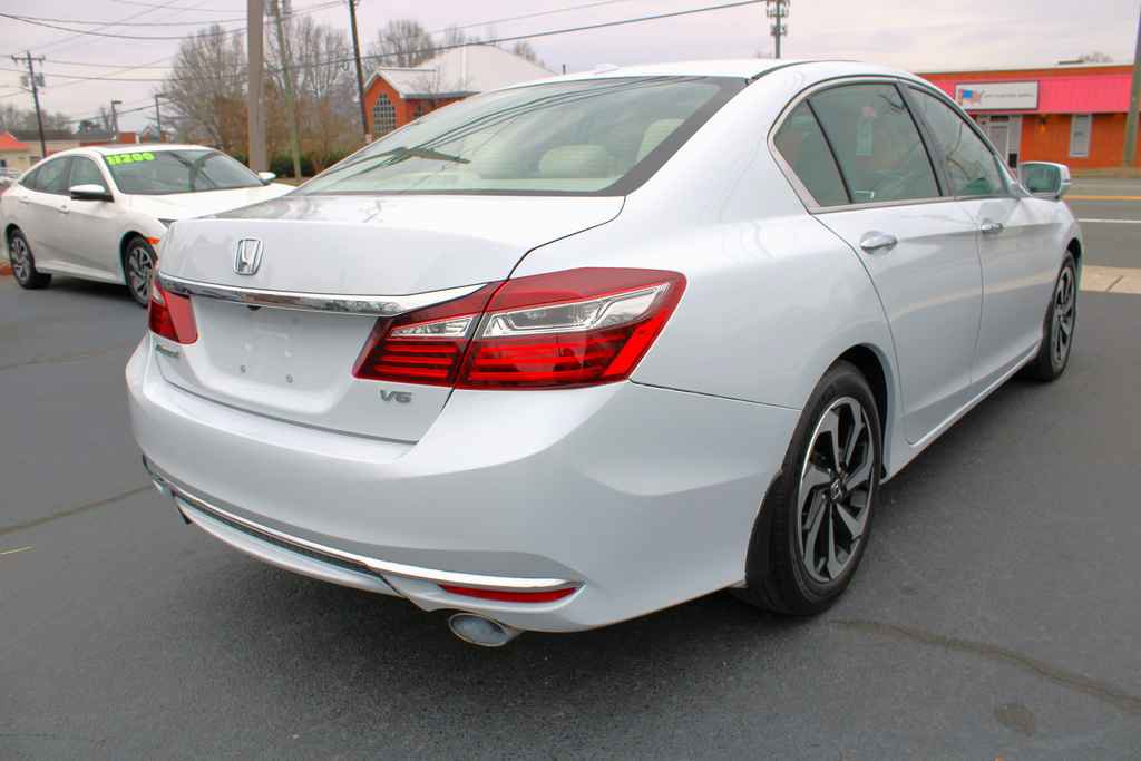 Used 2017 Honda Accord EX-L image 6