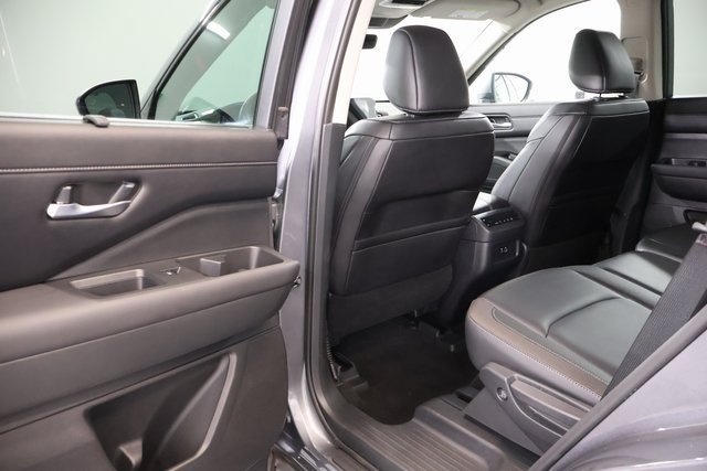 Certified 2025 Nissan Pathfinder SL w/ Black Appearance Package AWD/4WD image 31