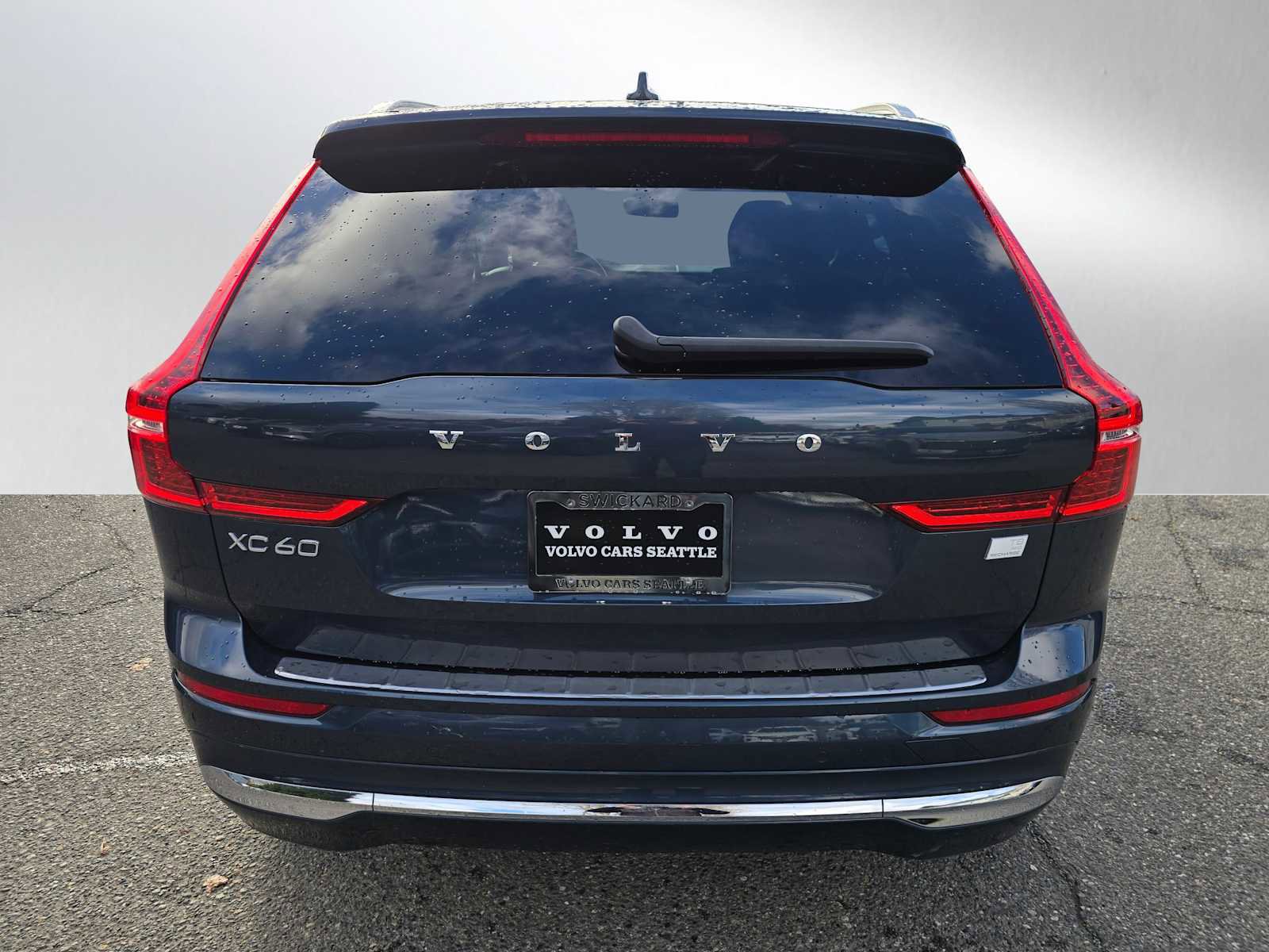 Certified 2023 Volvo XC60 T8 Plus image 4