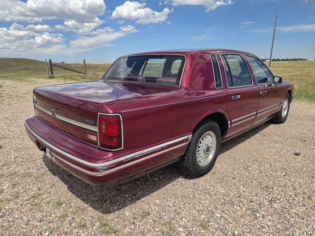 Used 1993 Lincoln Town Car Executive RWD image 5