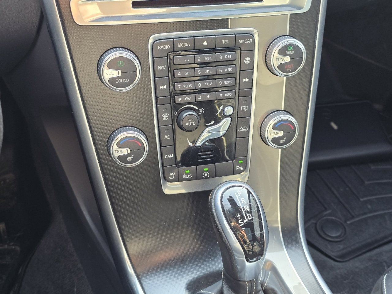 Used 2016 Volvo XC60 T6 R-Design image 18