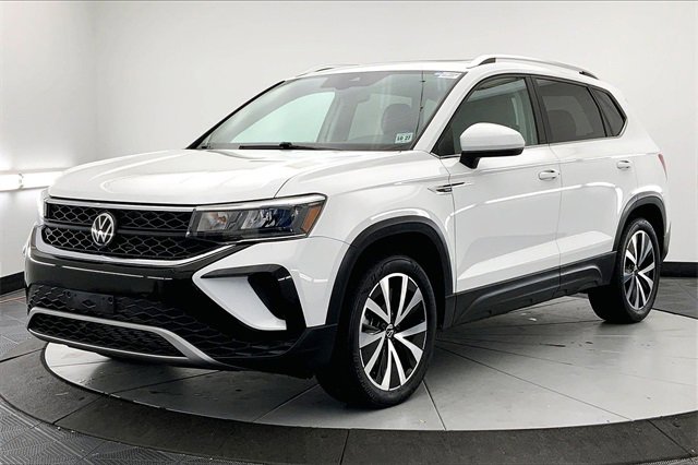 Certified 2022 Volkswagen Taos SE image 2