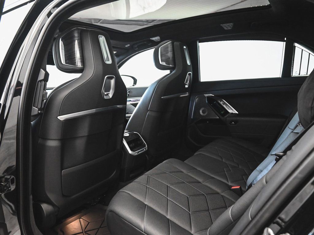 Used 2023 BMW i7 xDrive60 w/ Executive Package 2 image 35