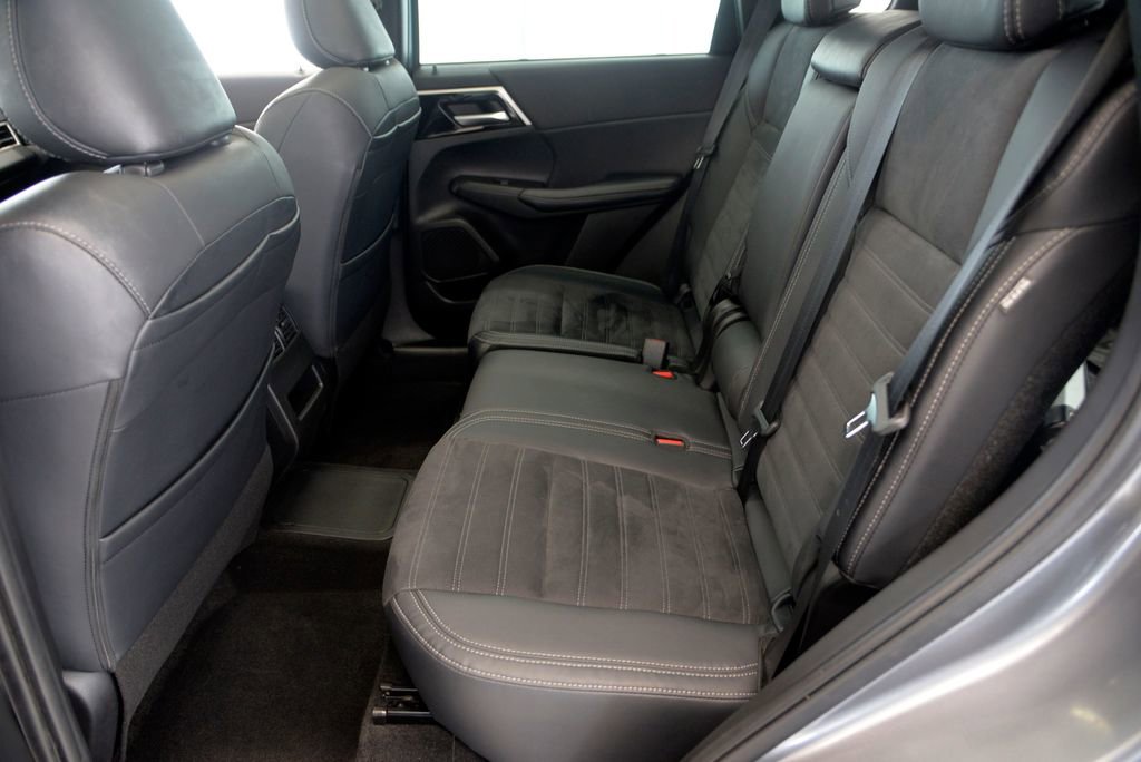 Used 2023 Mitsubishi Outlander SE image 29