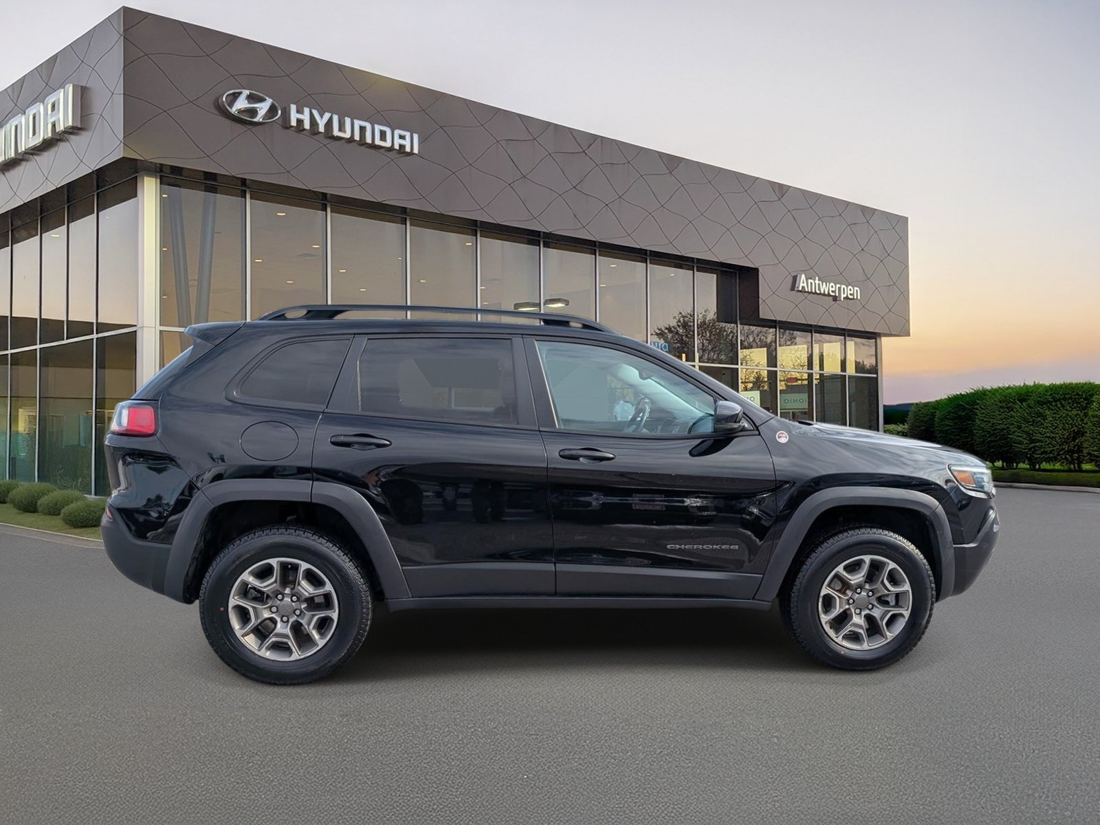 Used 2022 Jeep Cherokee Trailhawk AWD/4WD image 2