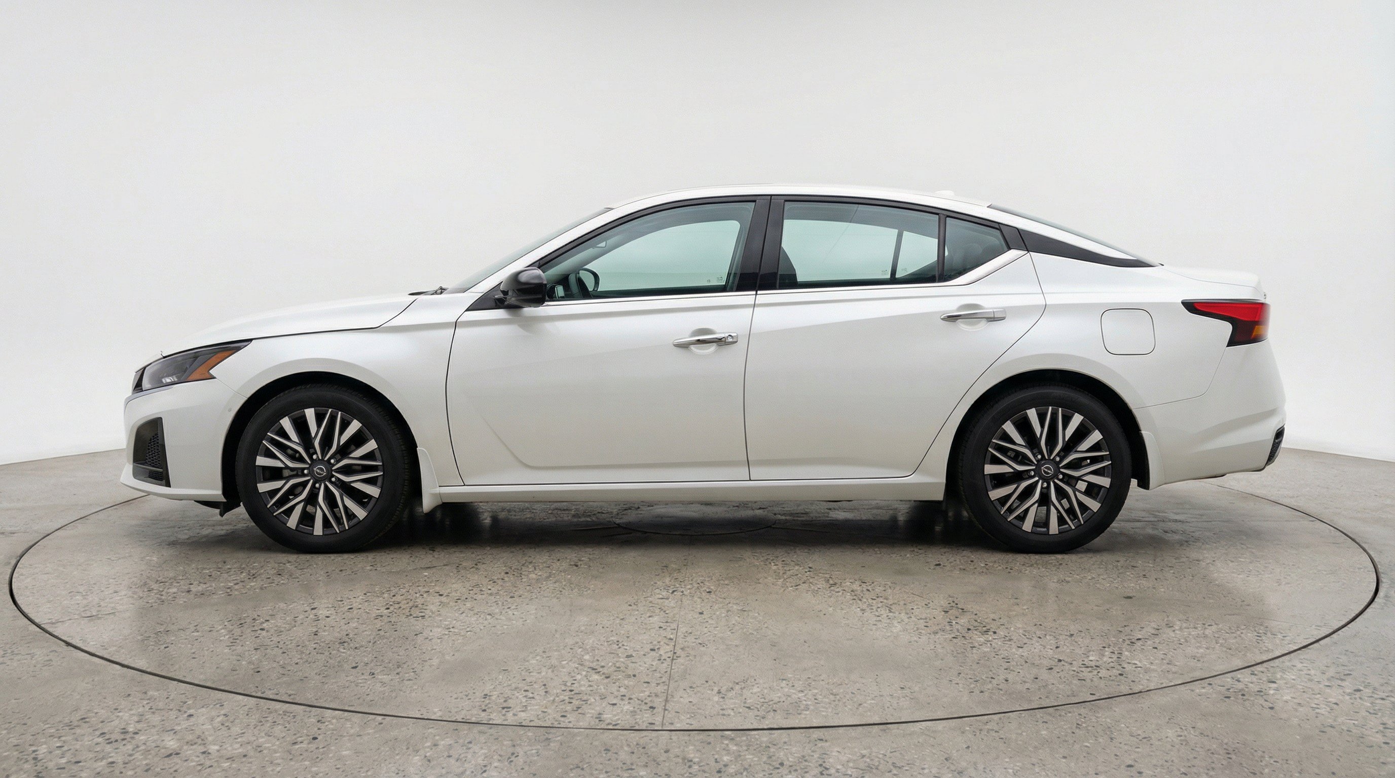 Used 2025 Nissan Altima 2.5 SV FWD image 5