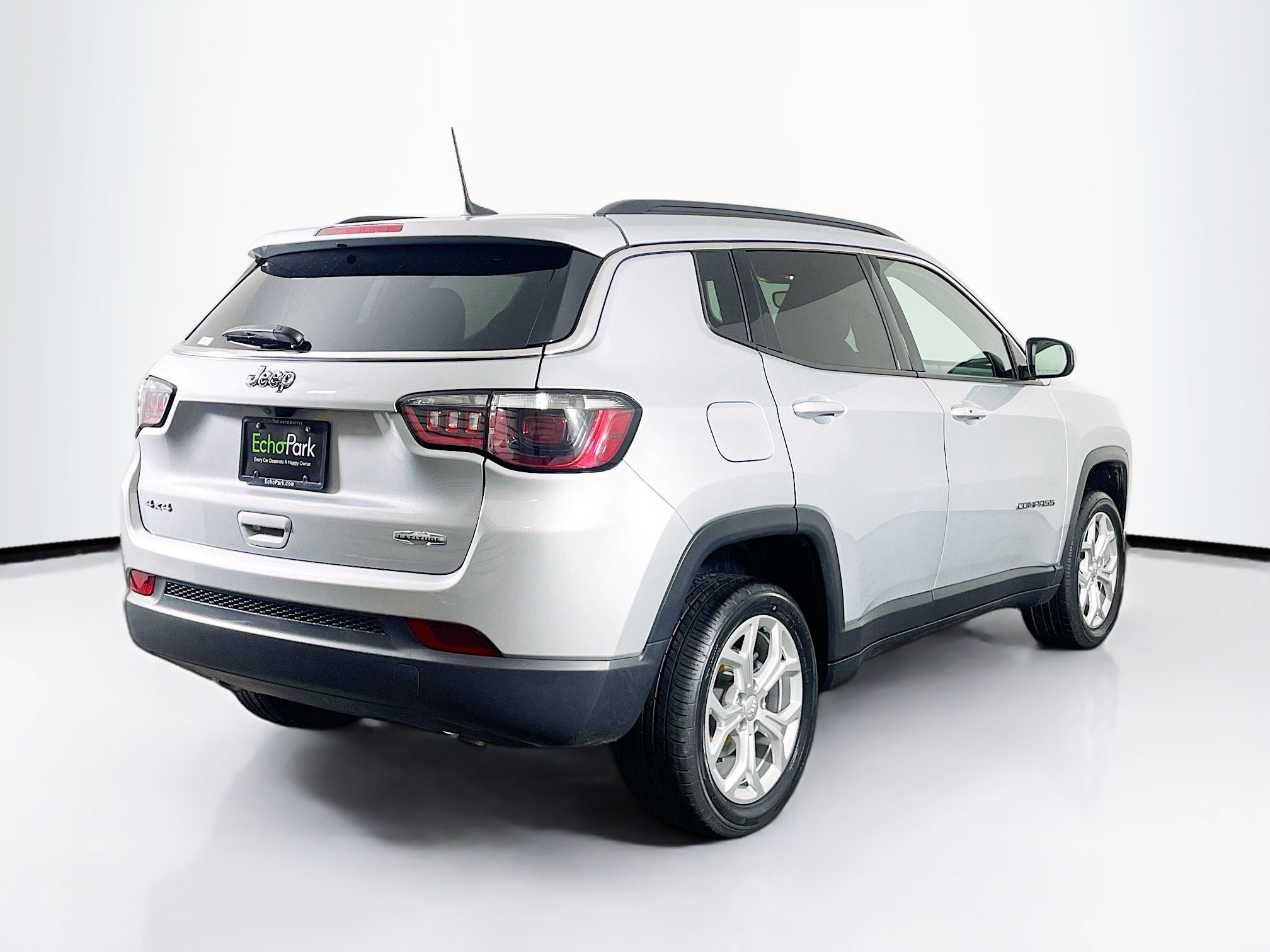 Used 2024 Jeep Compass Latitude image 9