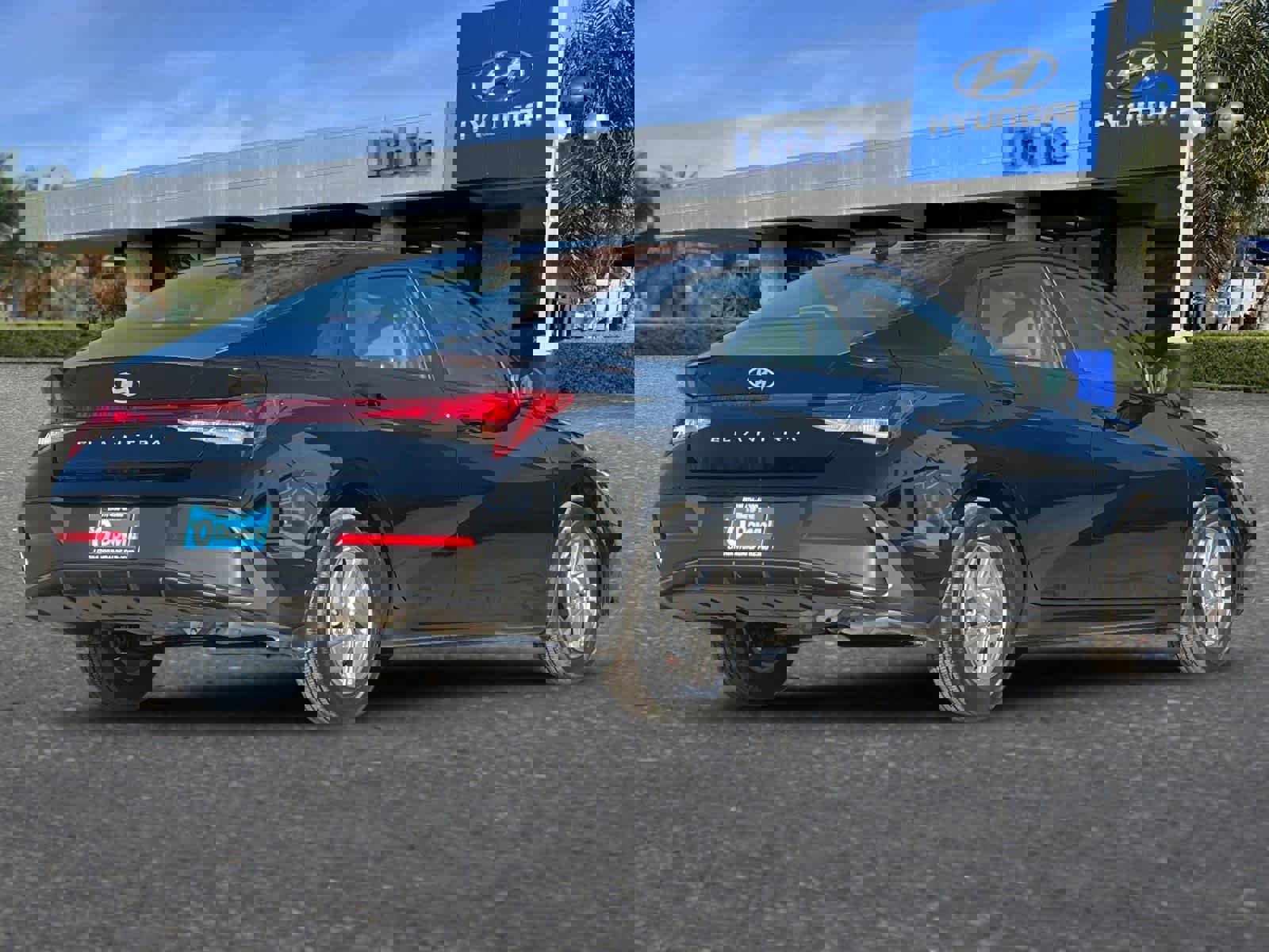 Certified 2025 Hyundai Elantra SE image 3