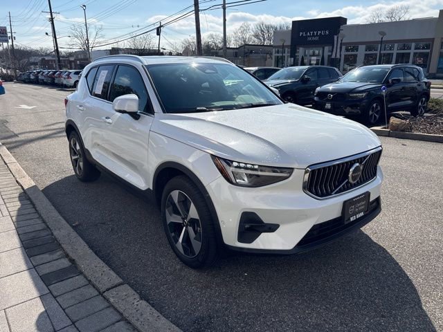 Used 2025 Volvo XC40 B5 Plus image 7