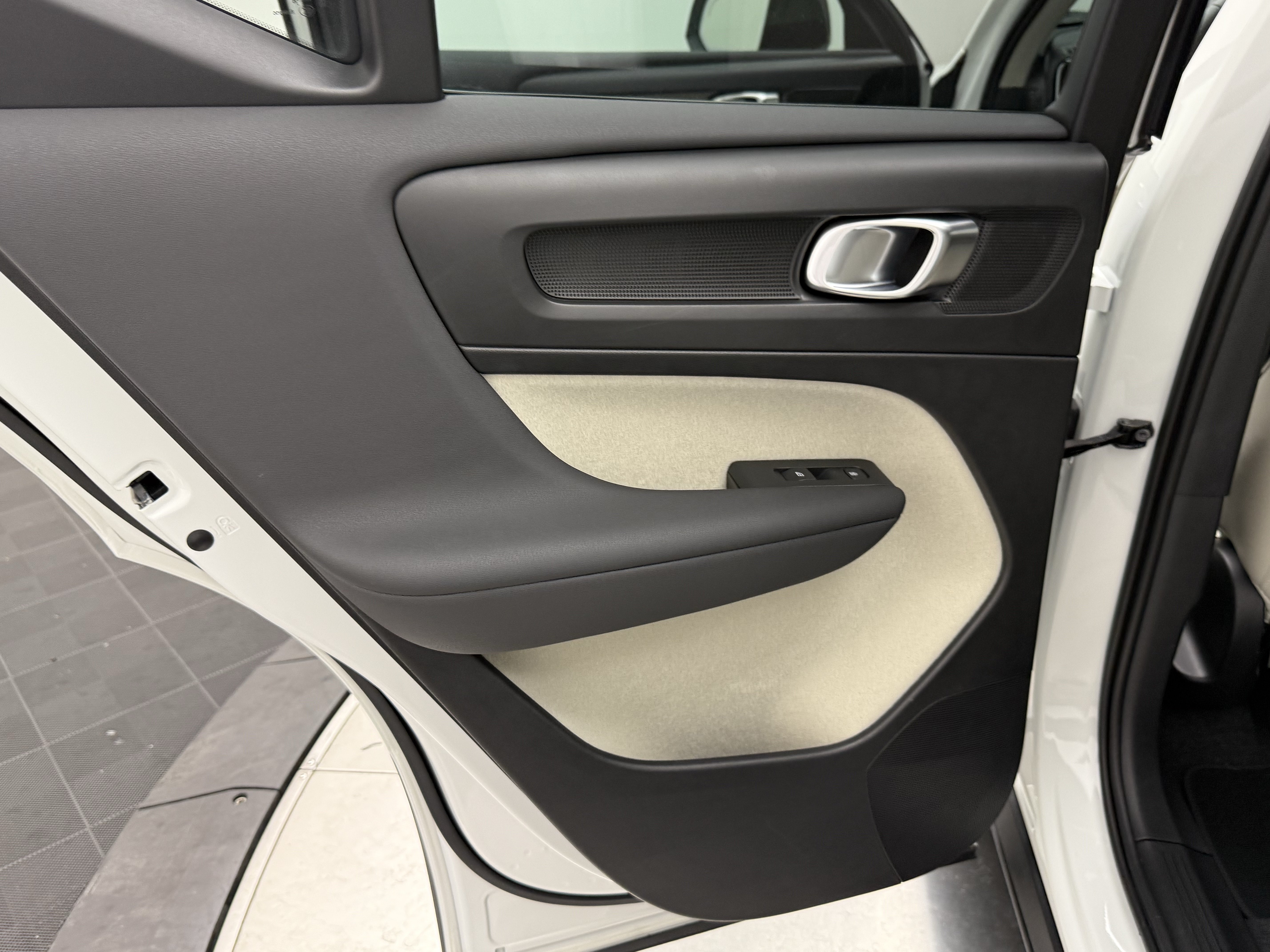 Certified 2025 Volvo XC40 B5 Ultra AWD/4WD image 25