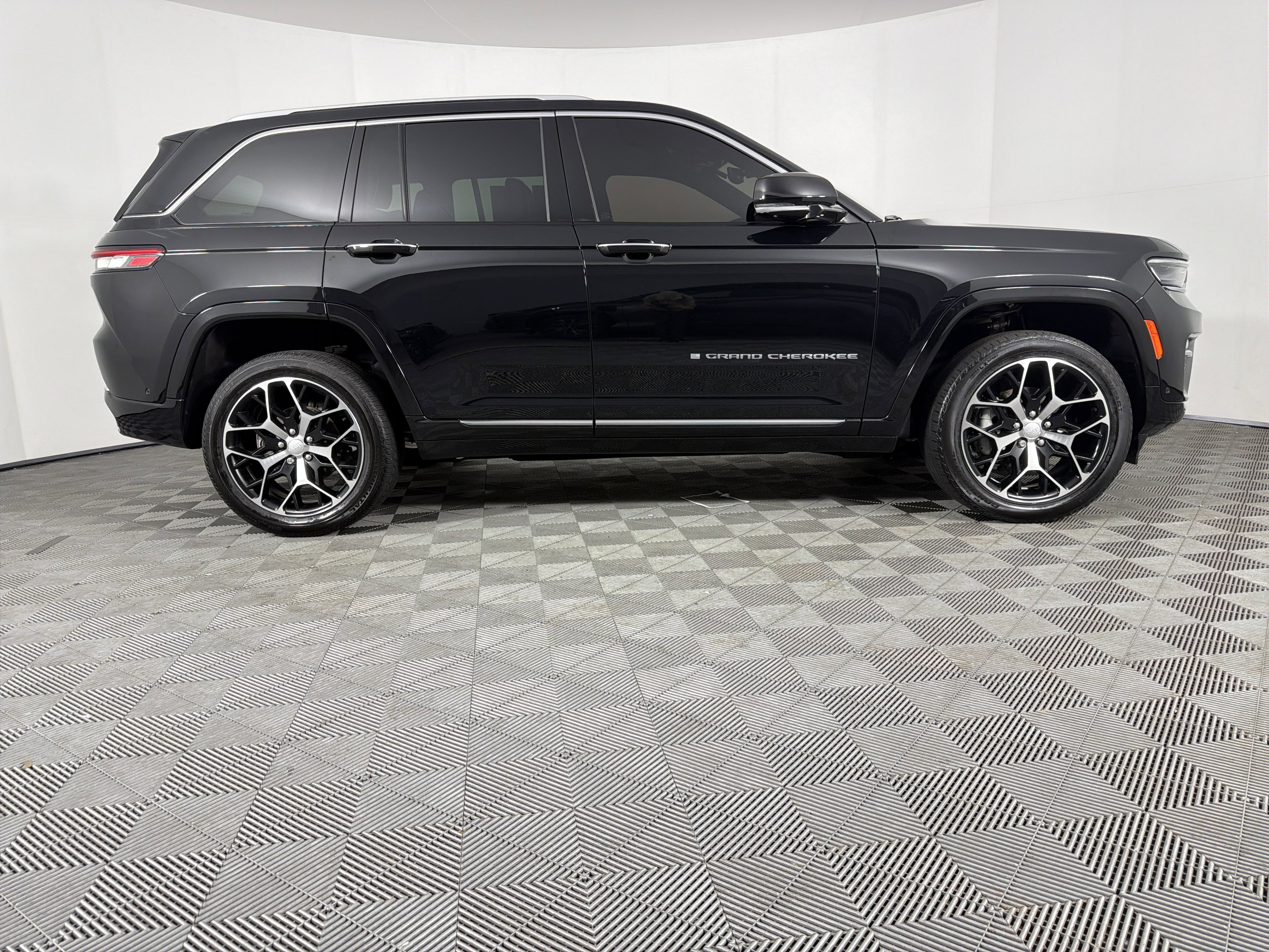 Used 2023 Jeep Grand Cherokee Summit AWD/4WD image 21