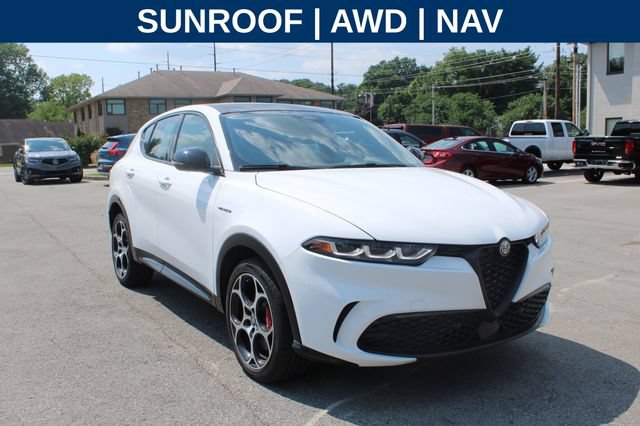 Used 2025 Alfa Romeo Tonale w/ Premium Package AWD/4WD image 2