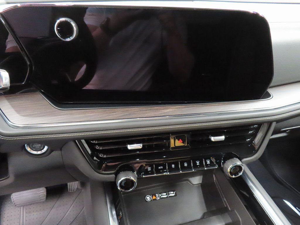 Used 2025 Chevrolet Suburban Premier AWD/4WD image 14