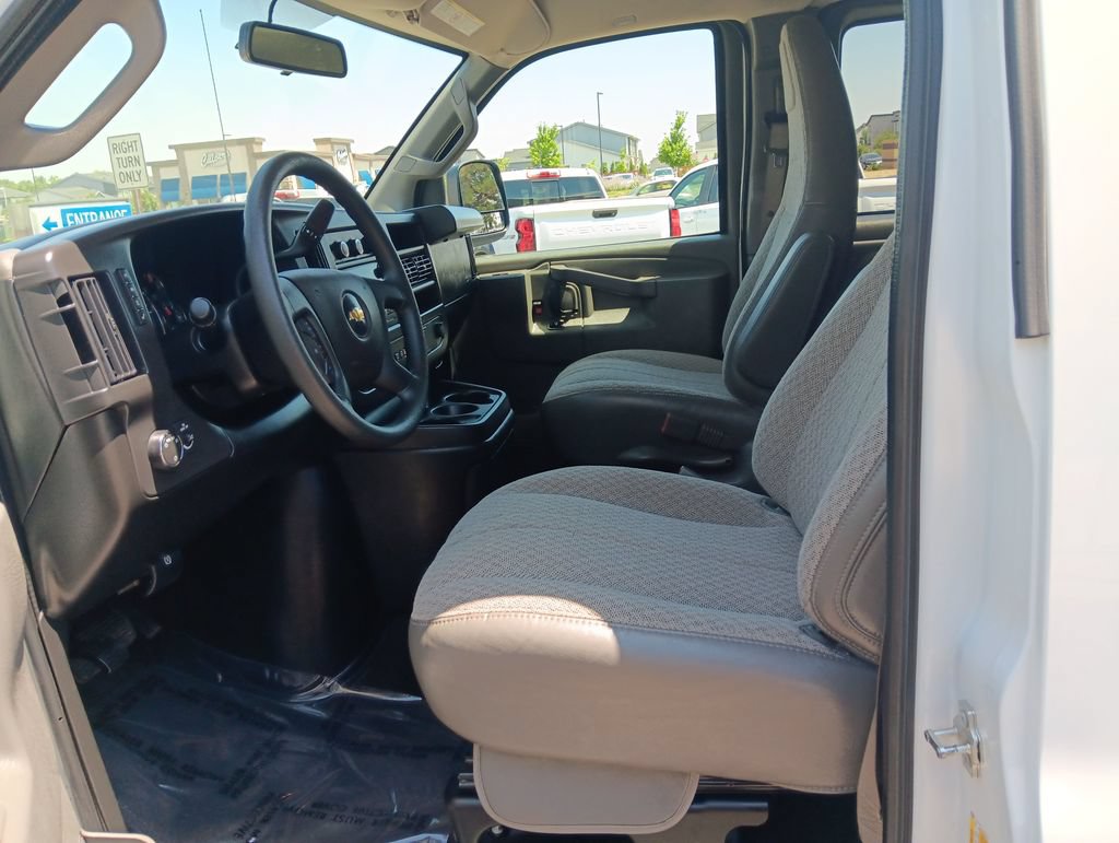 Used 2025 Chevrolet Express 3500 LS RWD image 9