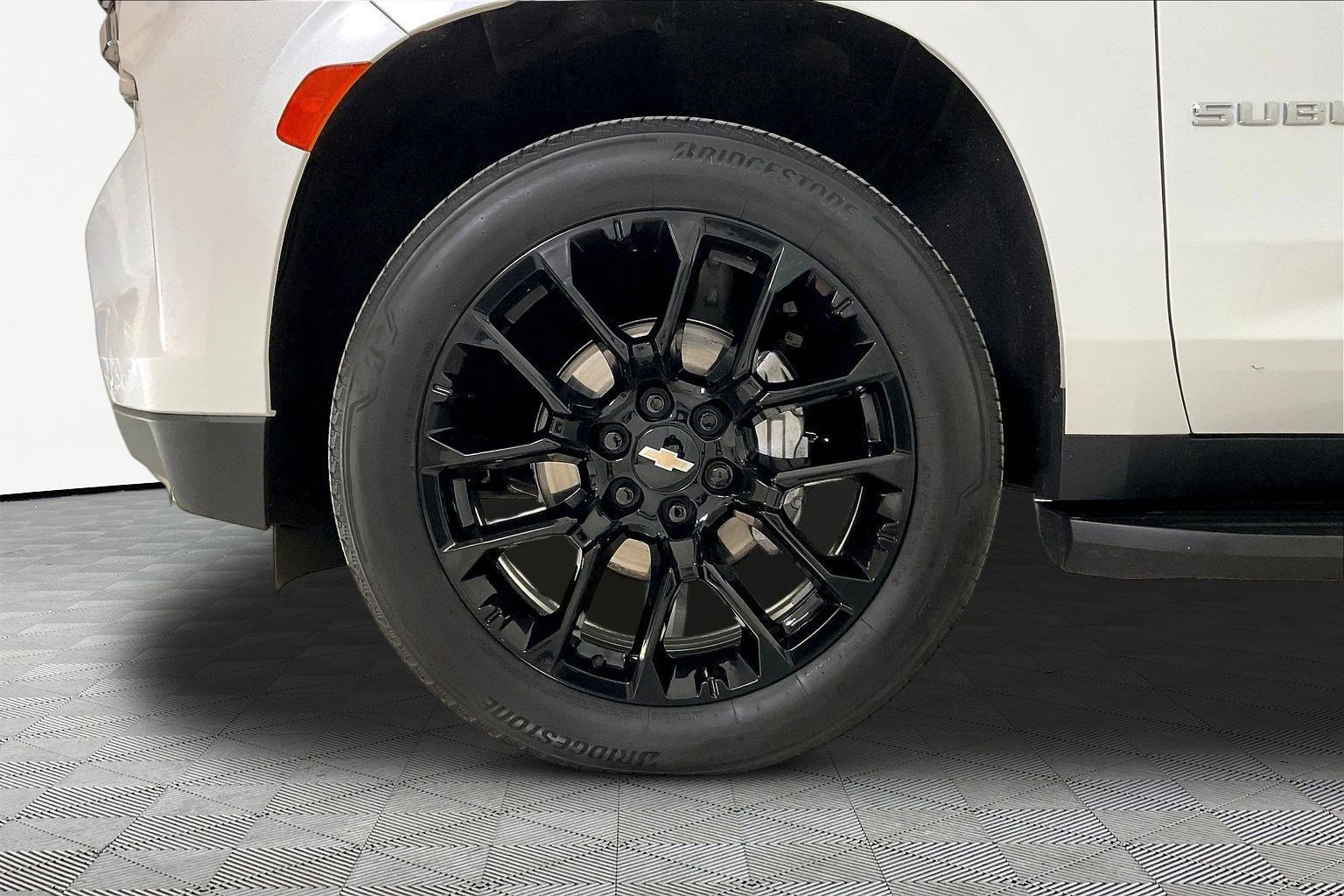 Used 2024 Chevrolet Suburban Premier w/ Premium Package 2 AWD/4WD image 35