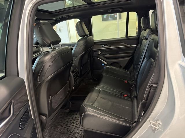Used 2022 Jeep Grand Cherokee Overland AWD/4WD image 18