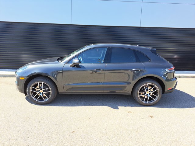 Used 2025 Porsche Macan AWD/4WD image 2