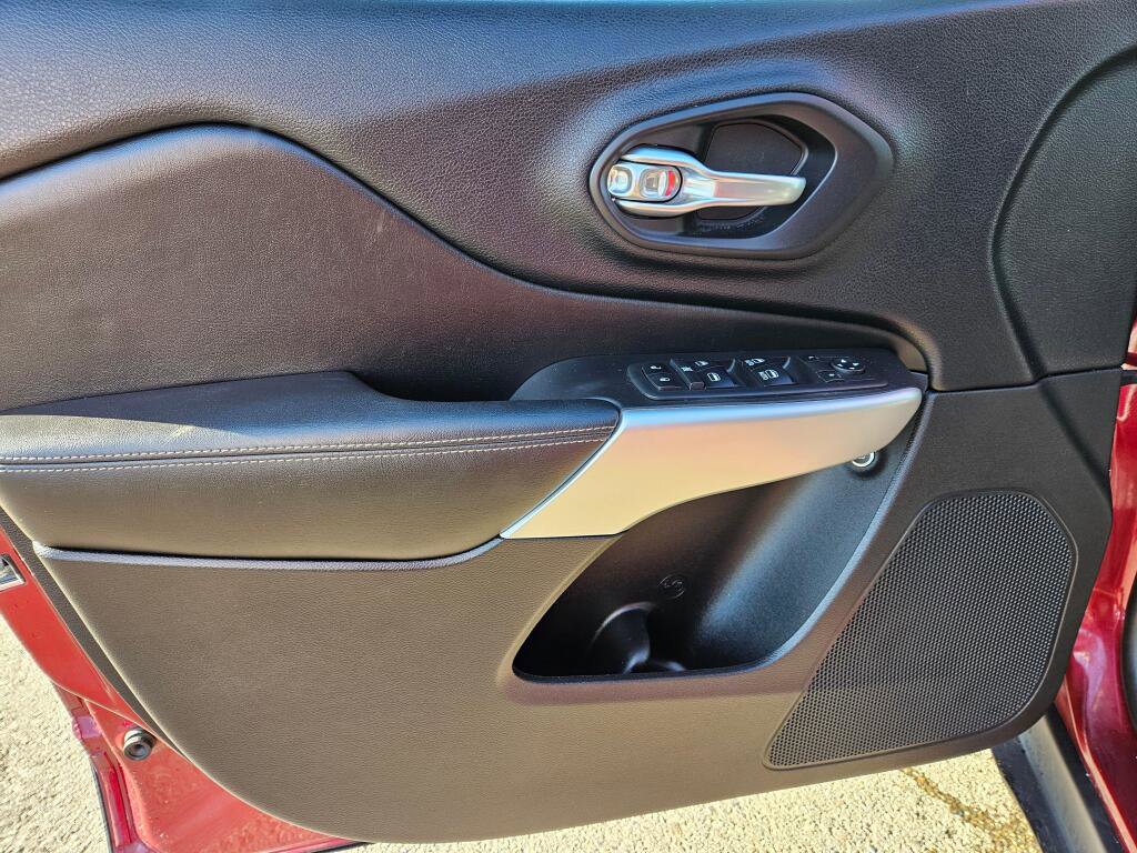 Used 2018 Jeep Cherokee Latitude Plus w/ Comfort/Convenience Group image 18