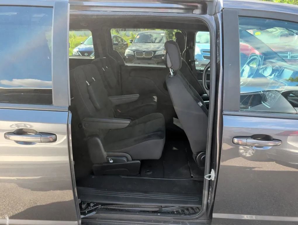 Used 2018 Dodge Grand Caravan SE FWD image 20