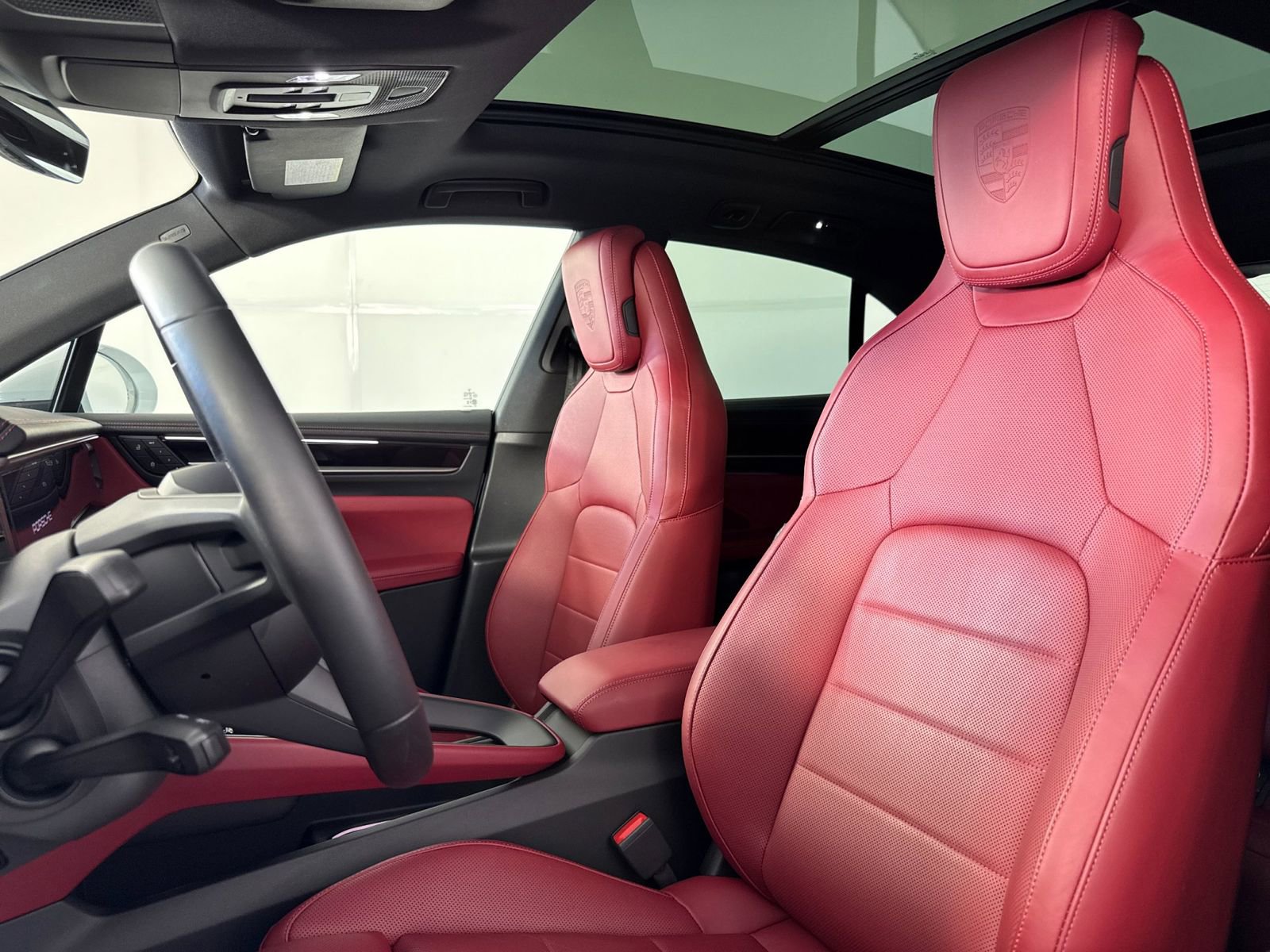 Certified 2025 Porsche Macan 4 Electric AWD/4WD image 5