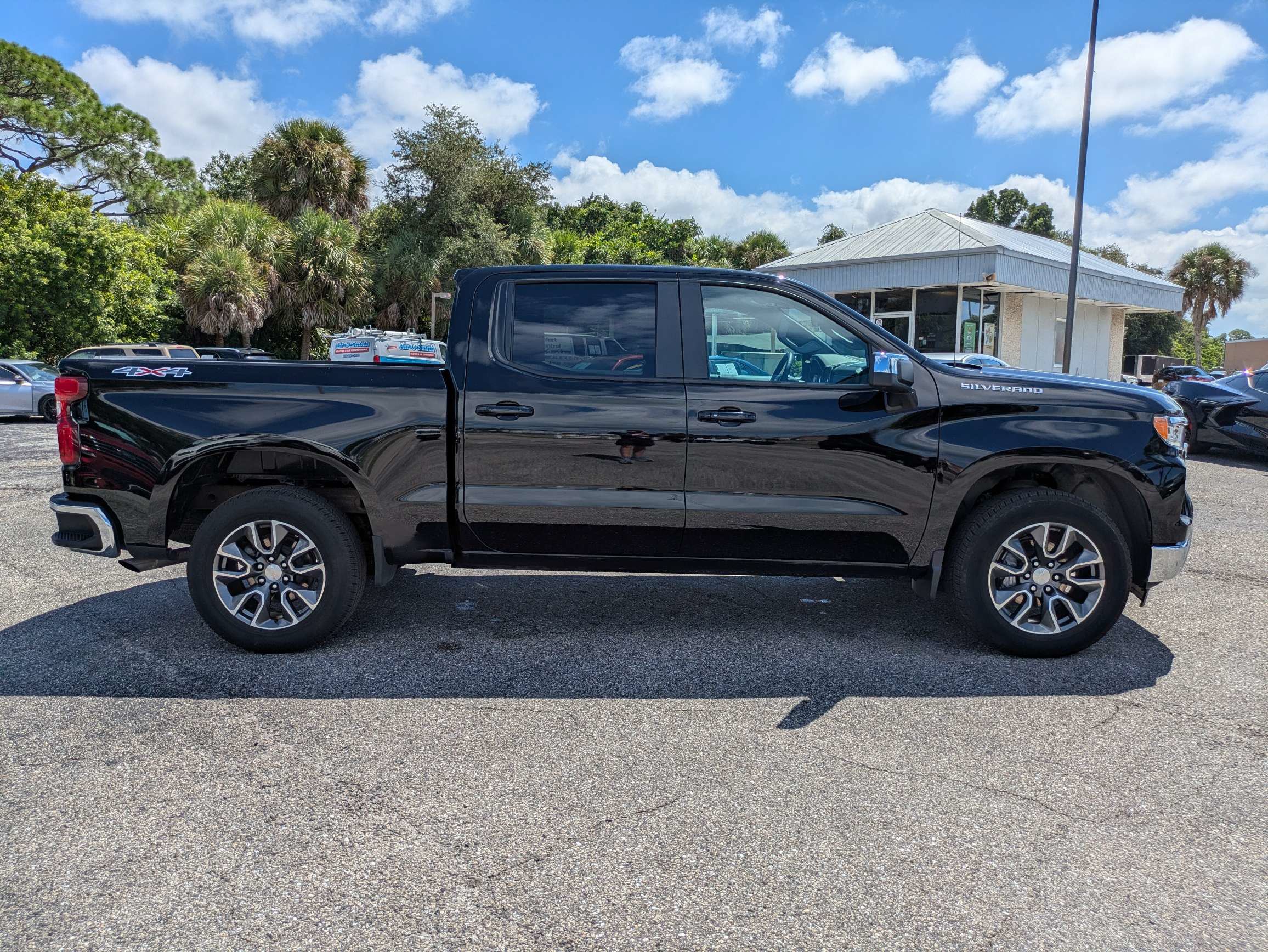 Used 2023 Chevrolet Silverado 1500 LT AWD/4WD image 3