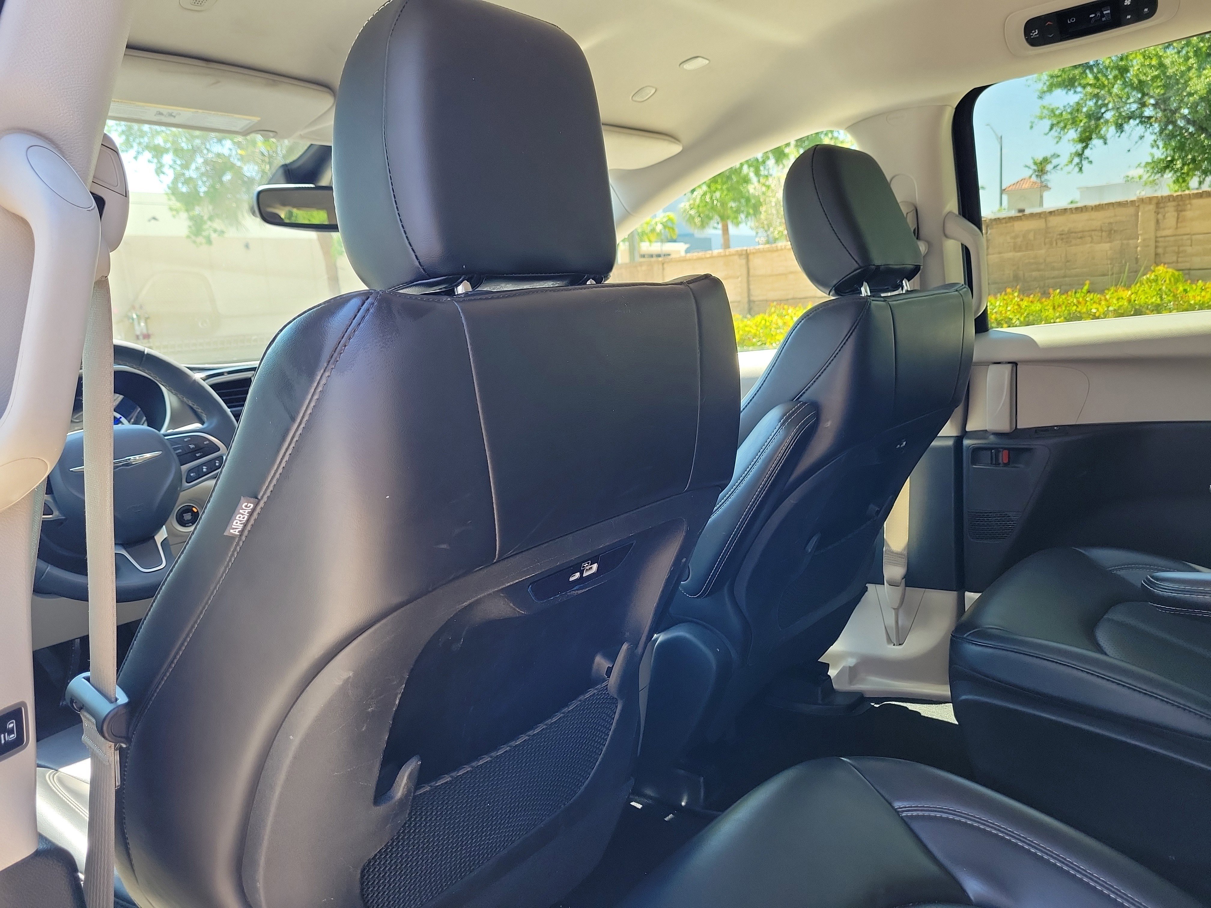 Used 2023 Chrysler Pacifica Touring-L image 14