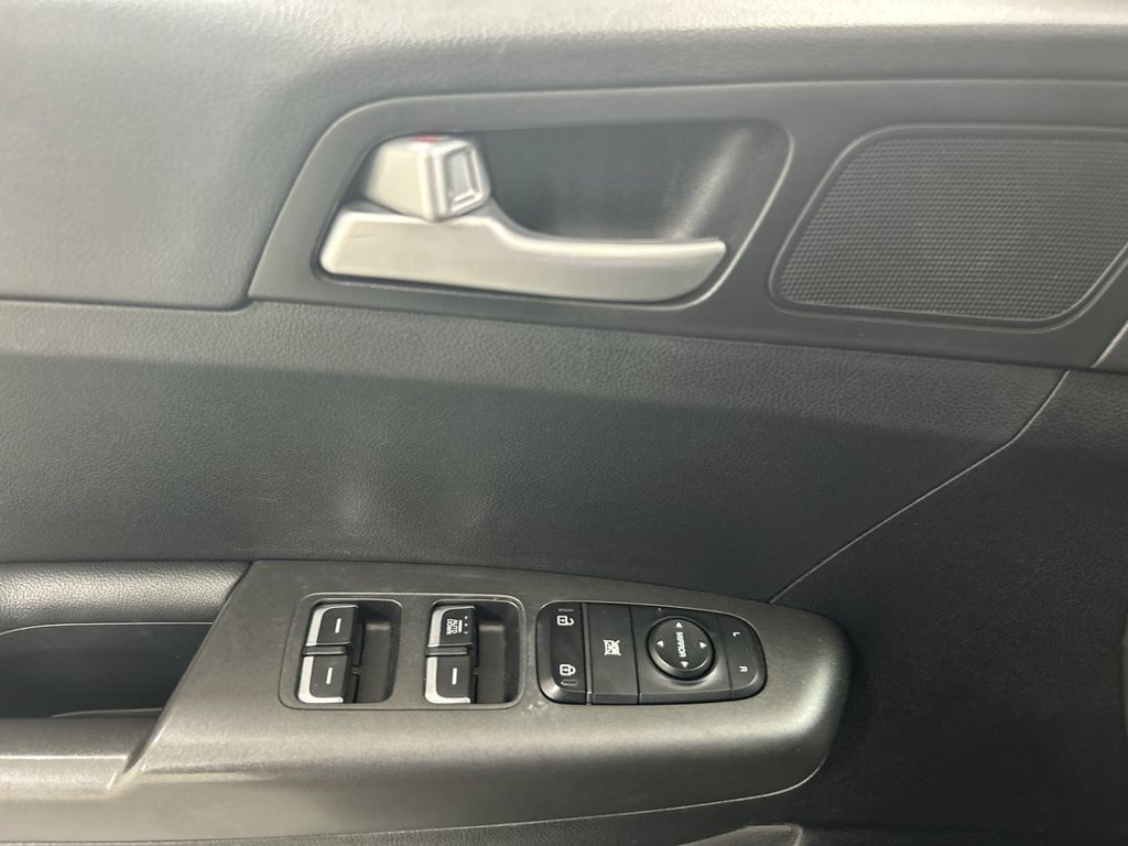 Used 2020 Kia Sportage LX AWD/4WD image 11