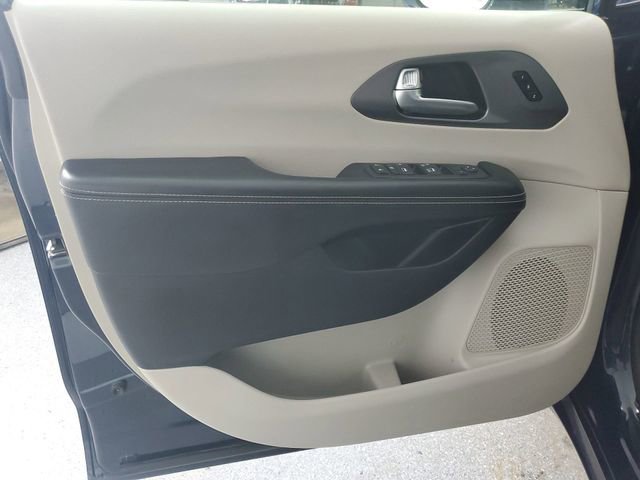 Used 2022 Chrysler Pacifica Touring-L image 18