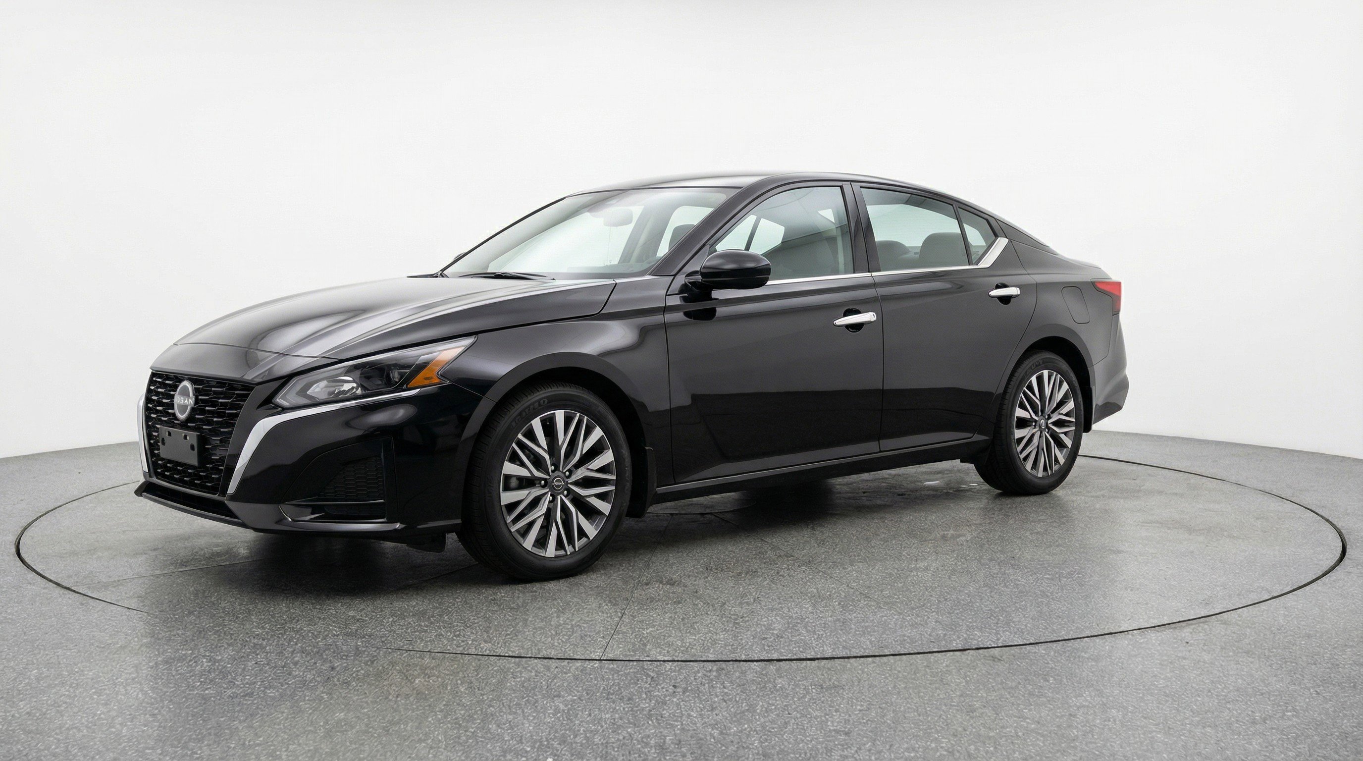 Used 2025 Nissan Altima 2.5 SV FWD image 3