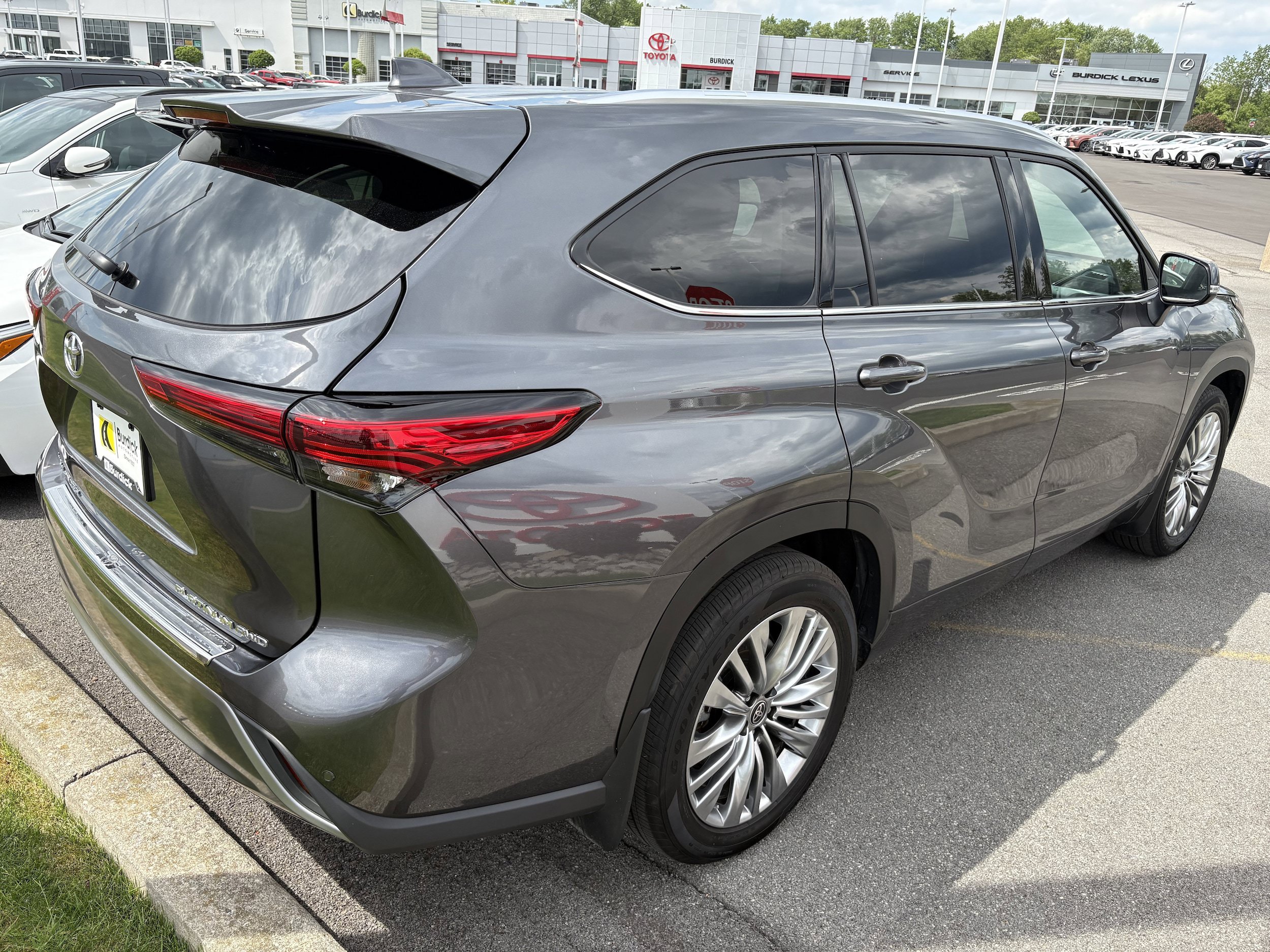 Used 2023 Toyota Highlander Platinum AWD/4WD image 5