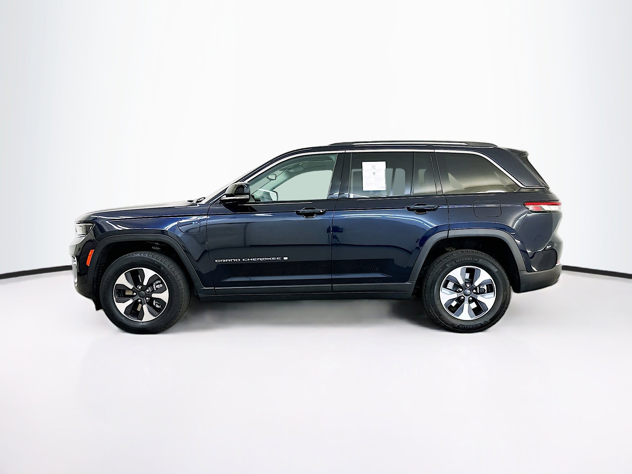Used 2023 Jeep Grand Cherokee 4WD 4xe image 4