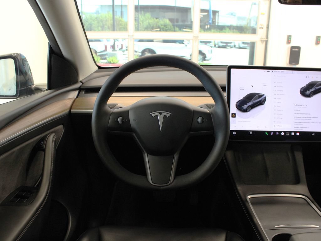 Used 2025 Tesla Model Y Long Range RWD image 18