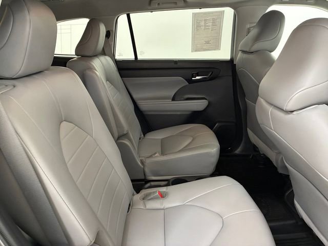 Used 2022 Toyota Highlander XLE AWD/4WD image 16