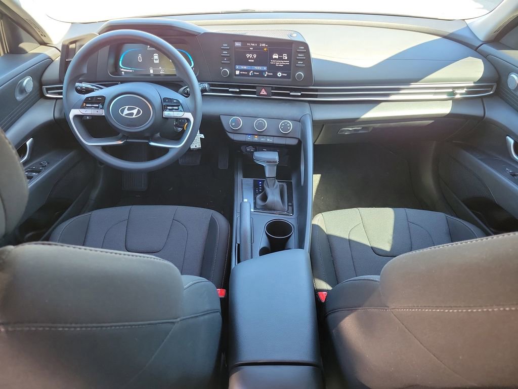 Used 2025 Hyundai Elantra SE image 10