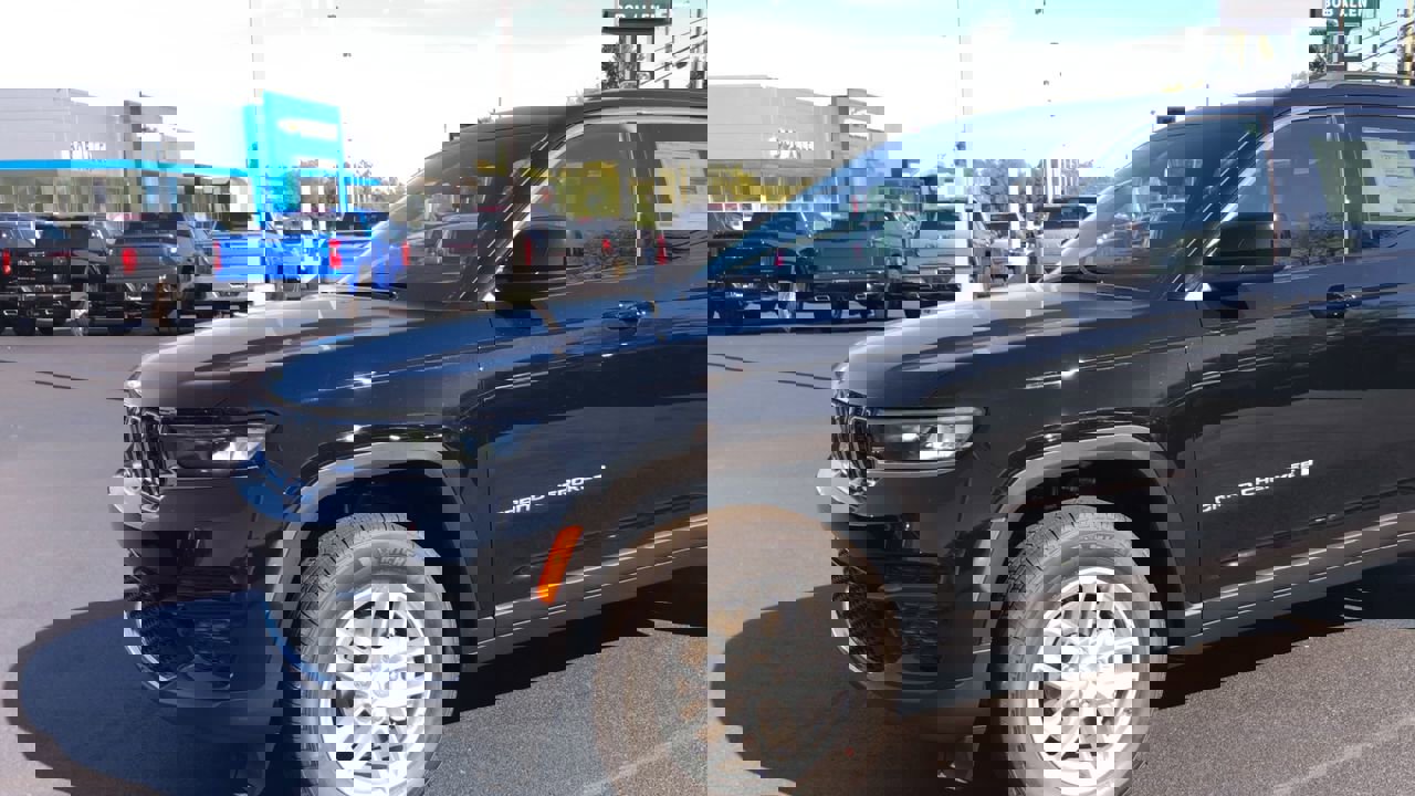 New 2025 Jeep Grand Cherokee Laredo X w/ Luxury Tech Group I image 4