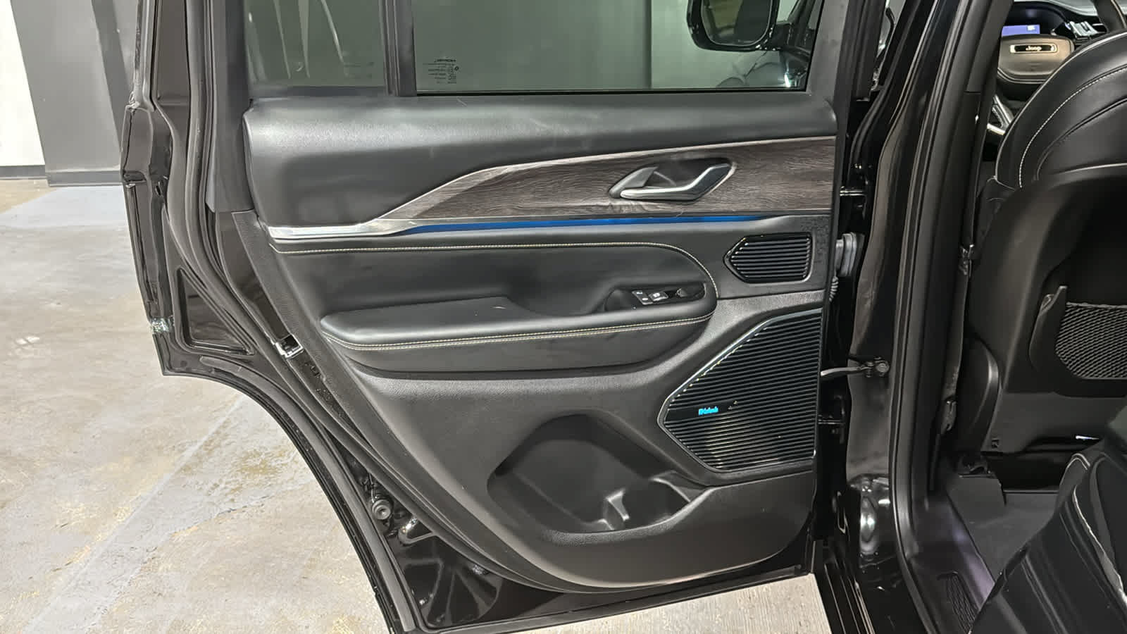 Used 2022 Jeep Grand Cherokee Overland AWD/4WD image 24