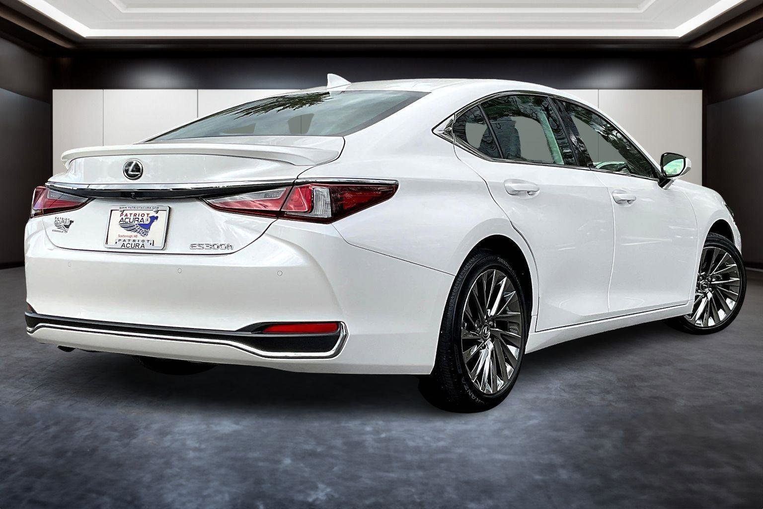 Used 2025 Lexus ES 300h w/ Luxury Package image 2