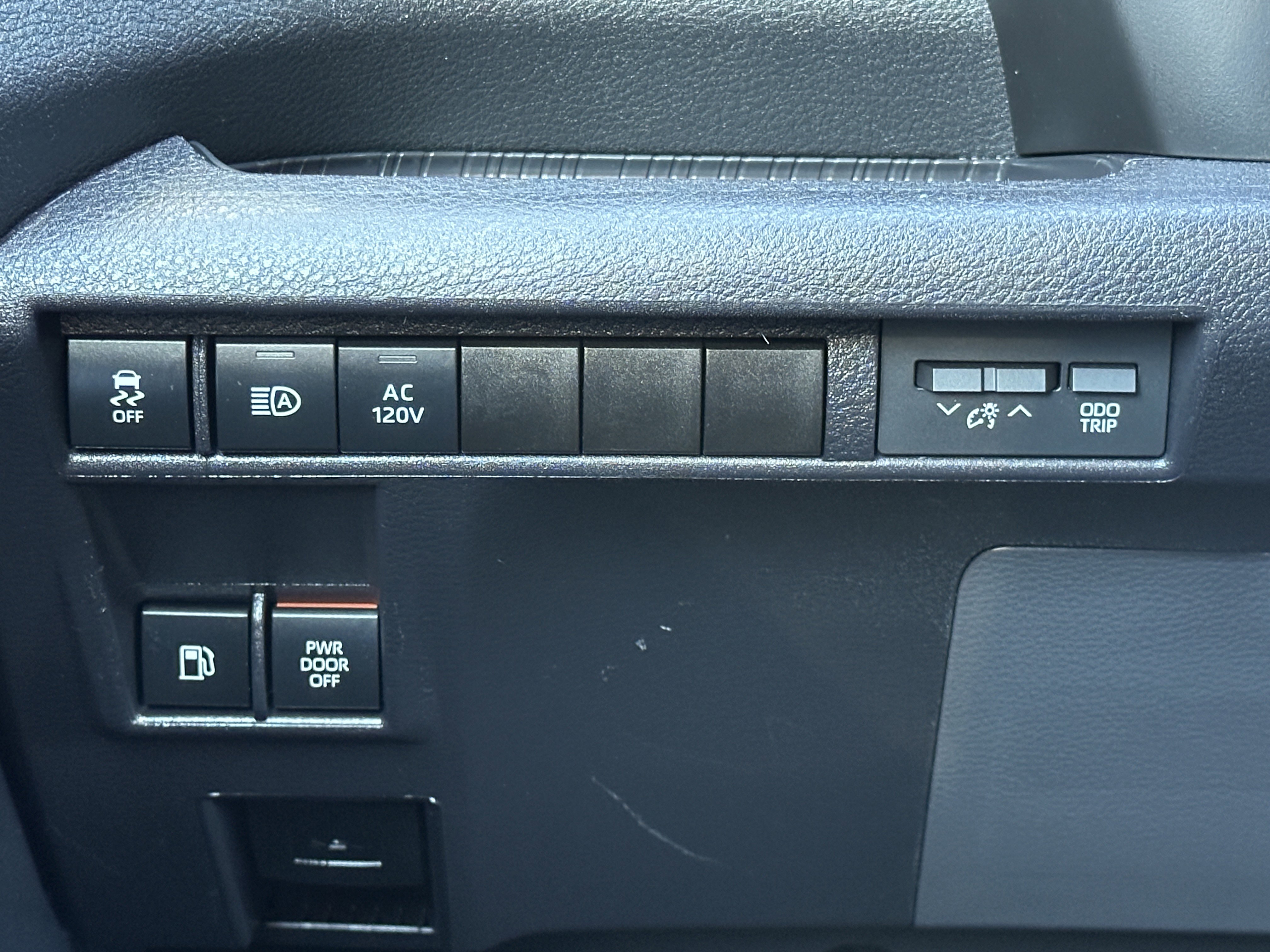 Used 2025 Toyota Sienna Limited image 44