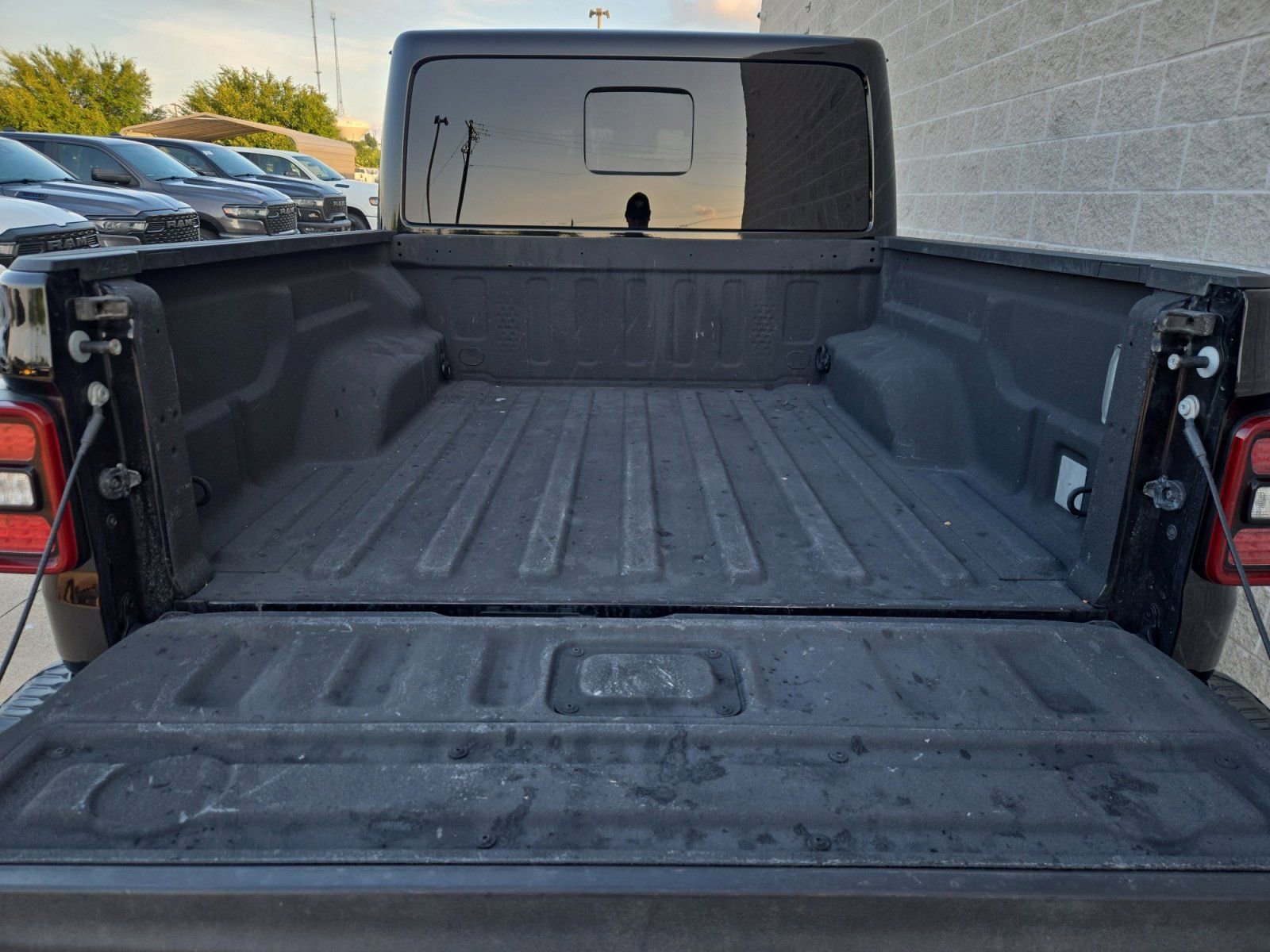 Used 2024 Jeep Gladiator Rubicon AWD/4WD image 25