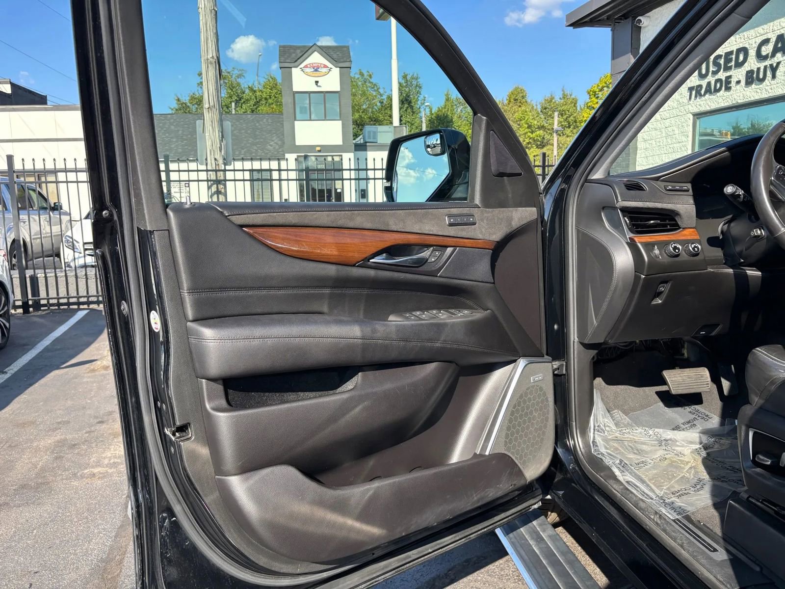 Used 2020 Cadillac Escalade Premium Luxury image 14