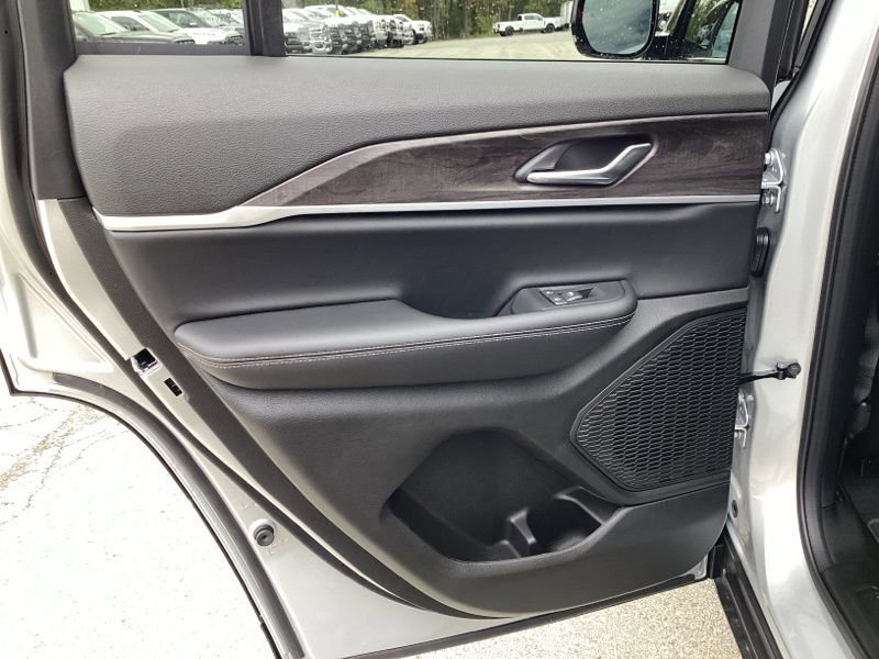 New 2025 Jeep Grand Cherokee Limited w/ Black Appearance Package image 19