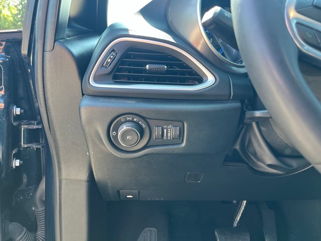 Used 2025 Chrysler Pacifica Select FWD image 20