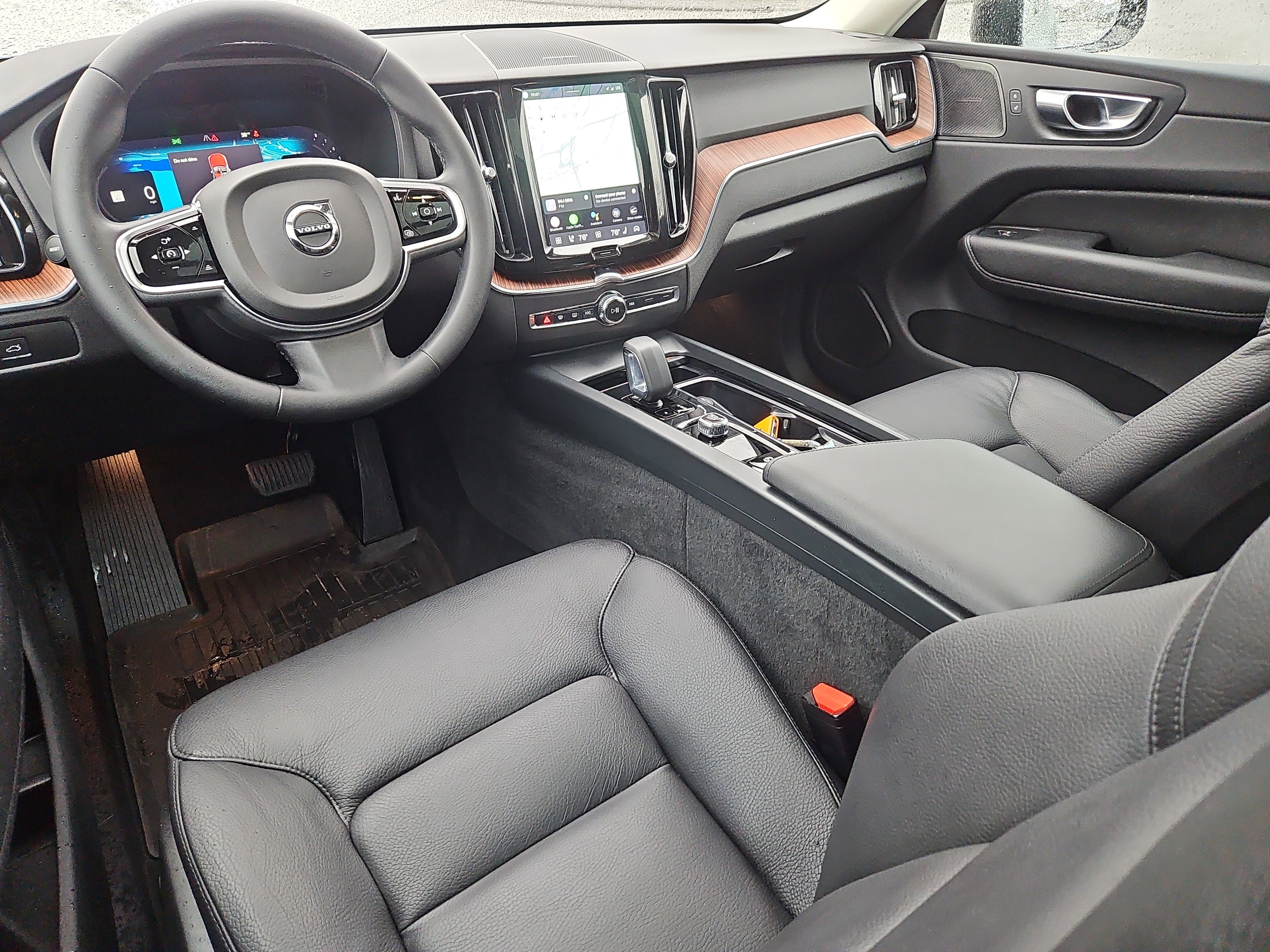 Used 2023 Volvo XC60 B5 Plus w/ Protection Package Premier image 3