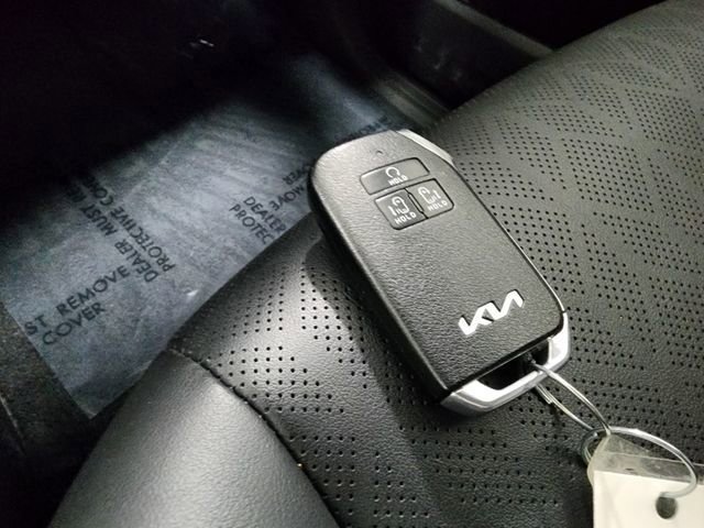 Used 2023 Kia Carnival LX FWD image 31