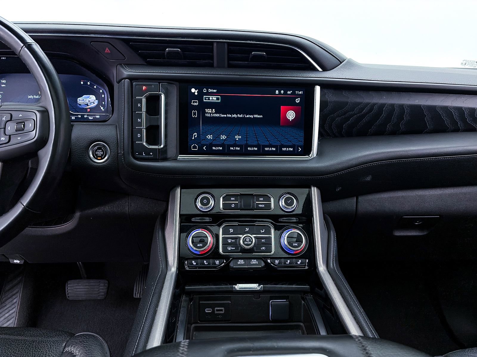 Used 2023 GMC Yukon XL Denali AWD/4WD image 9