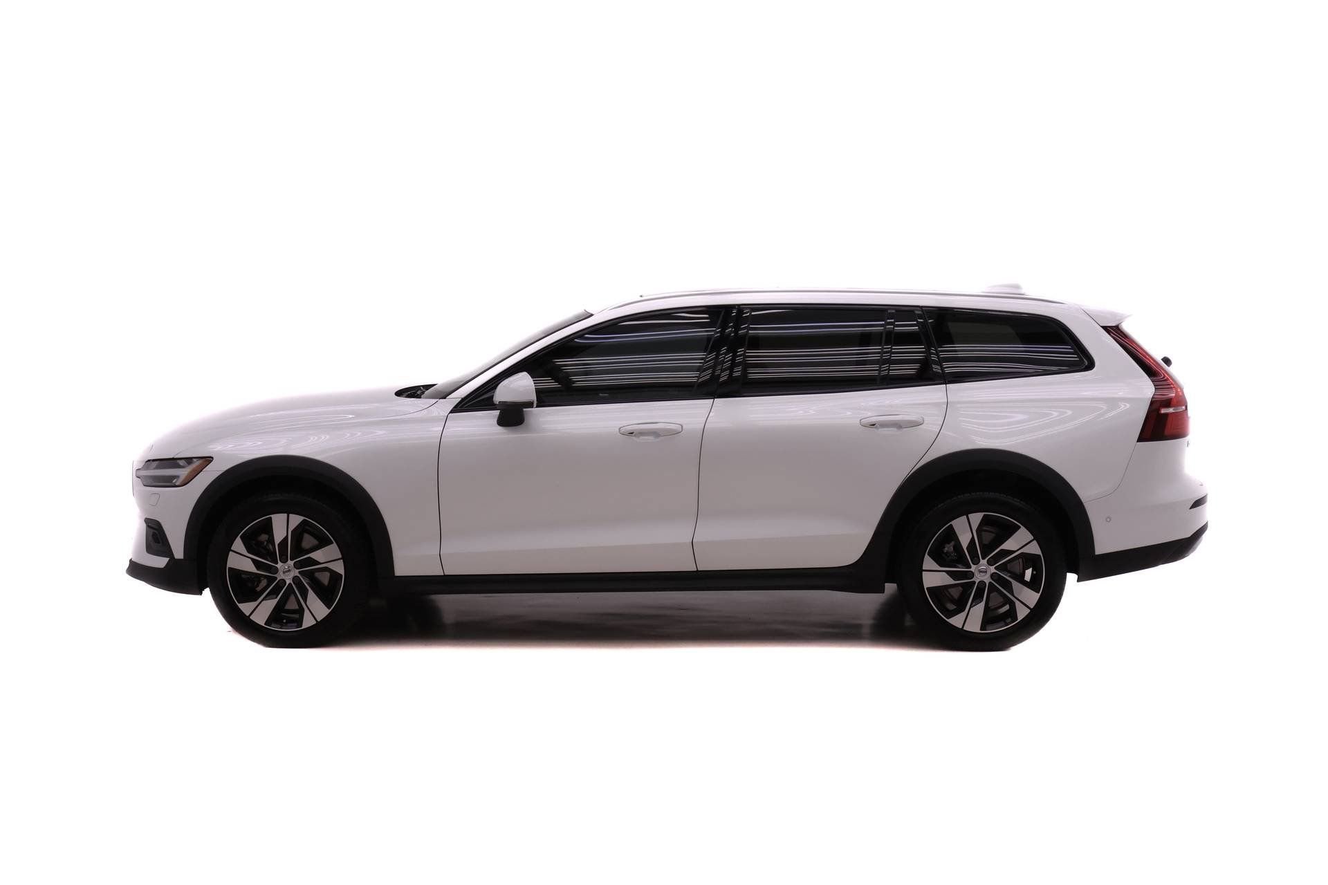 Certified 2023 Volvo V60 B5 Cross Country Plus w/ Climate Package image 3