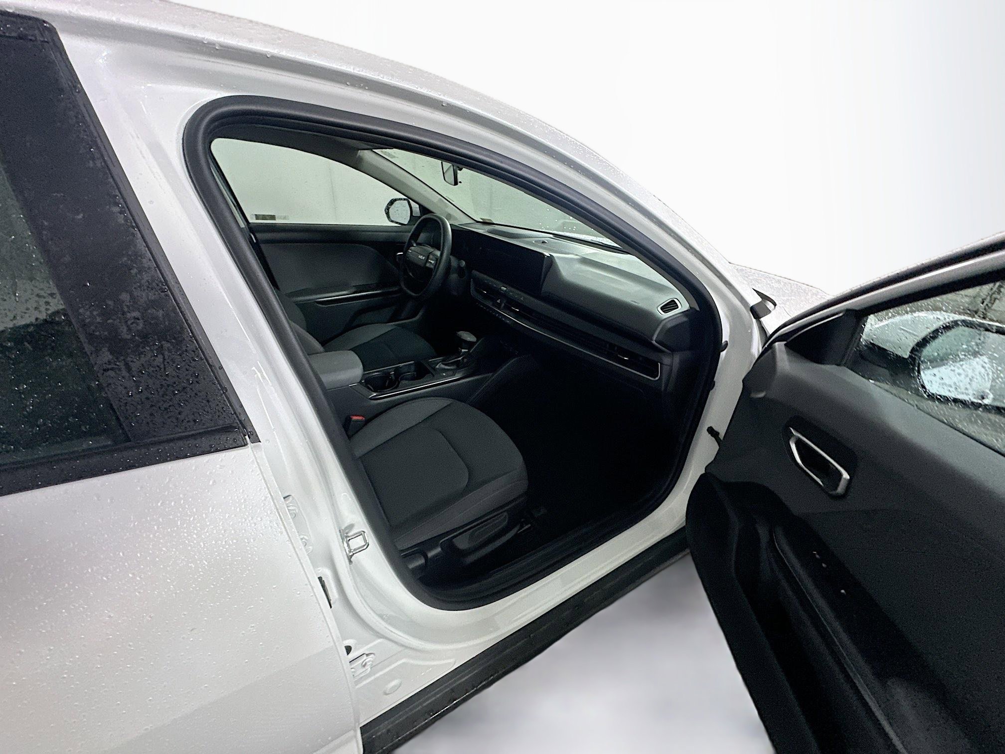 Used 2025 Kia K4 LXS image 29