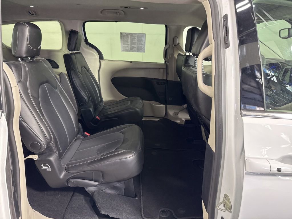 Used 2024 Chrysler Pacifica Touring-L FWD image 17